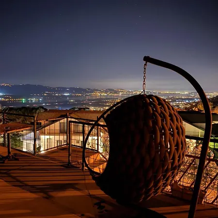 Terrace With View, Masukiye كارتيبي