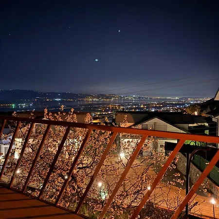 Terrace With View, Masukiye